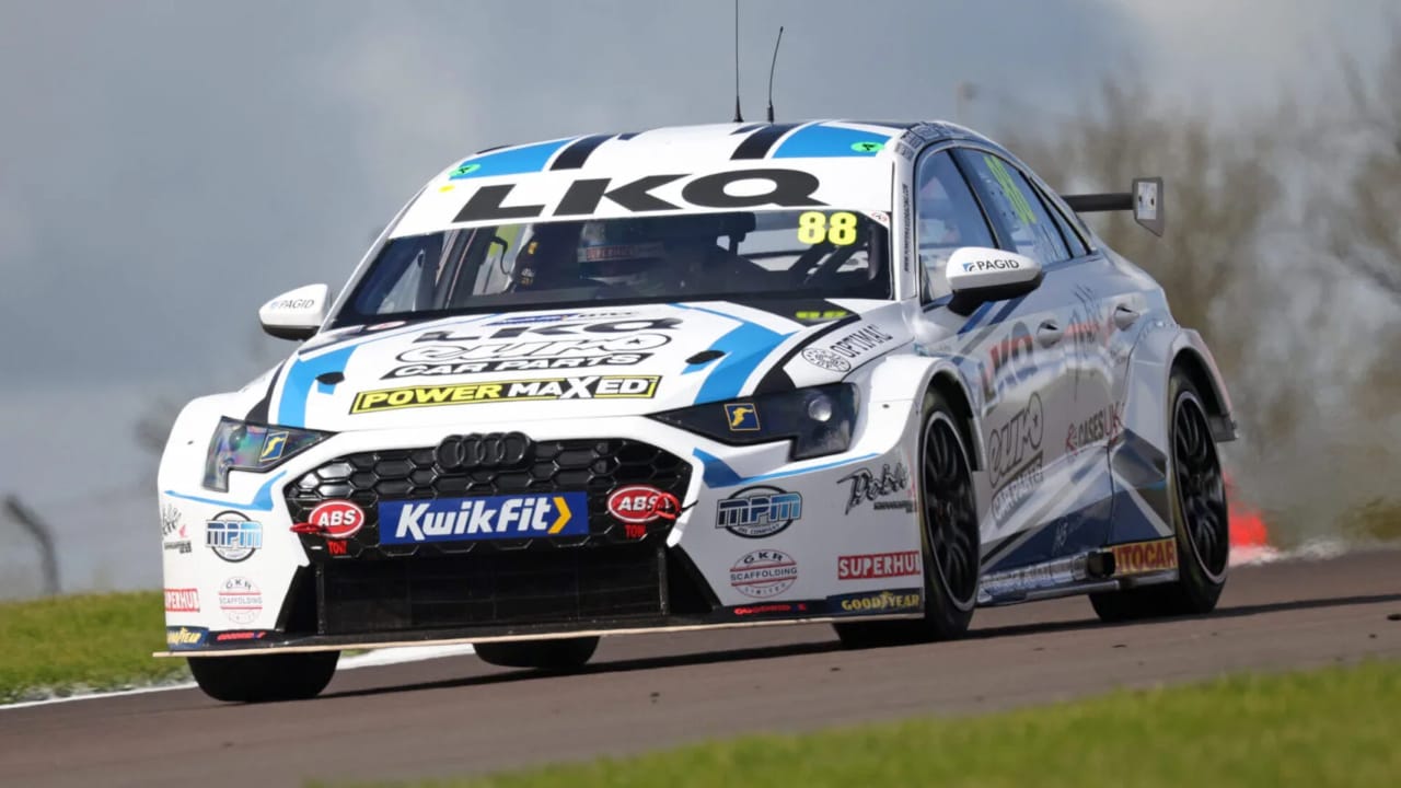 Donington Park (National) Race 1 — race scene