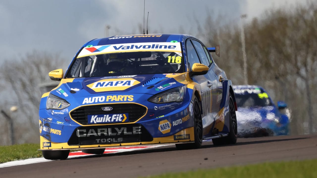 Donington Park (National) Race 2 — race scene